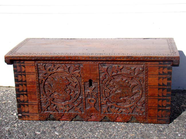 A rare 17th century cedarwood box with carved lions, possibly Italian, circa 1600-1650 — image 3